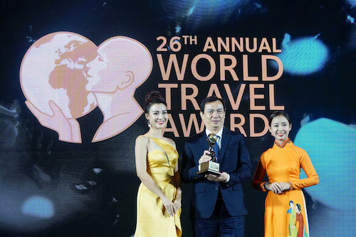 Tổng cục trưởng Tổng cục Du lịch Nguyễn Trùng Khánh nhận giải thưởng "Điểm đến ẩm thực hàng đầu châu Á"